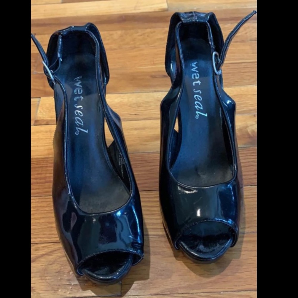 ✨ Wet seal heels